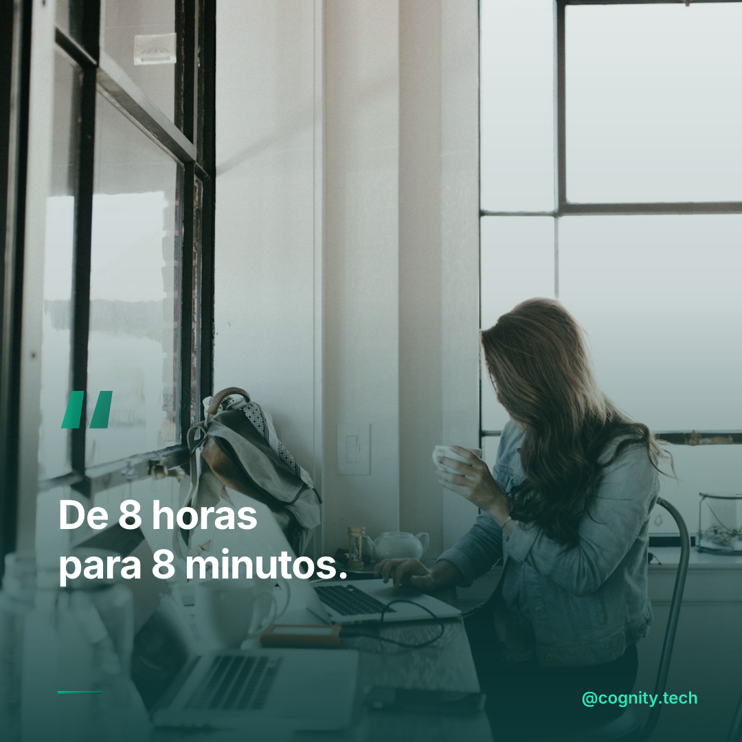 Foto tratada: pessoa ao notebook diante da janela, com scrim petróleo, a frase 'De 8 horas para 8 minutos' e a logo Cognity no canto